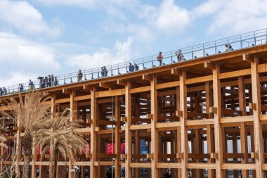 Osaka, Japonya - 16 Nisan 2025: Grand Ring (Oyane Ring) boyunca yürüyen ziyaretçiler, 2025 Osaka Fuarı 'ndaki büyük dairesel hava yürüyüşü.