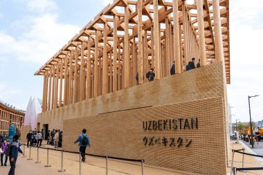 Osaka, Japonya - 16 Nisan 2025: Özbekistan Pavyonu: Geleneksel Örnekler içeren 2025 Osaka Fuarı Bilgi Bahçesi Mimarisi