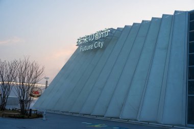 Osaka, Japonya - 16 Nisan 2025: Fuar 2025 'teki Gelecek Şehir pavyonu, Toplum 5.0 ve gelecekteki kentsel yaşamın görüntülerini sergiliyor.