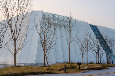 Osaka, Japonya - 16 Nisan 2025: Fuar 2025 'teki Gelecek Şehir pavyonu, Toplum 5.0 ve gelecekteki kentsel yaşamın görüntülerini sergiliyor.