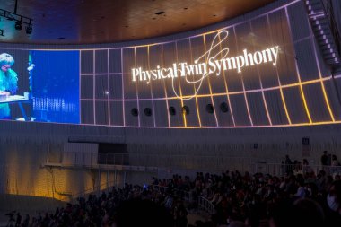 Osaka, Japonya - 16 Nisan 2025: Expo 2025 Fiziksel İkiz Senfoni - İnsanlık ve Teknolojiyi Uyumlu Deneysel Canlı Şov.