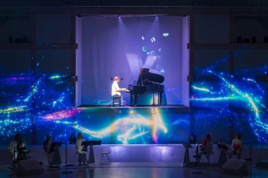 Osaka, Japonya - 16 Nisan 2025: Expo 2025 Fiziksel İkiz Senfoni - İnsanlık ve Teknolojiyi Uyumlu Deneysel Canlı Şov.