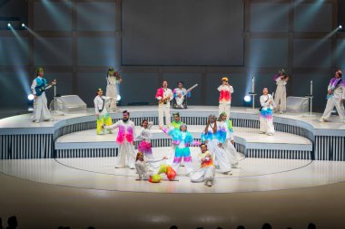 Osaka, Japonya - 16 Nisan 2025: Expo 2025 Fiziksel İkiz Senfoni - İnsanlık ve Teknolojiyi Uyumlu Deneysel Canlı Şov.