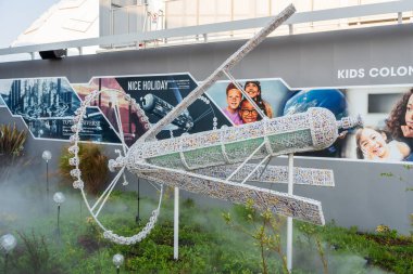 Osaka, Japonya - 16 Nisan 2025: Osaka, GUNDAM NEXT PAVILION 'daki Gundam Plastik Koşucularından Yapılan Uzay Kolonisi Modeli.