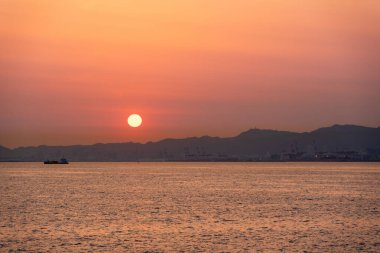 Osaka Körfezi 'nde Altın Saat: Huzurlu bir Akşam Sahnesi