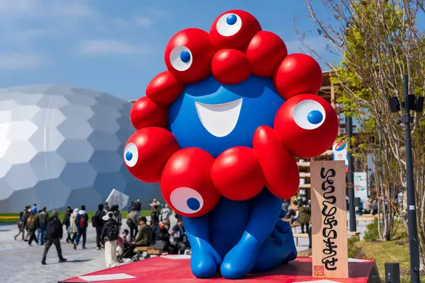 Osaka, Japonya - 16 Nisan 2025: MYAKU-MYAKU, 2025 Osaka-Kansai Fuarı 'nın resmi maskotu..