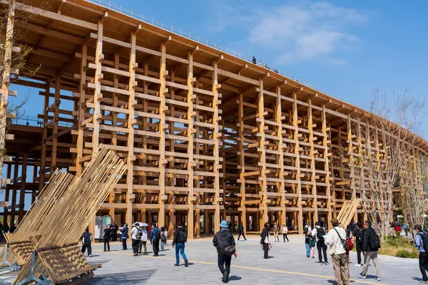 Osaka, Japonya - 16 Nisan 2025: Osaka-Kansai Fuarı 2025 tarihli büyük tarihi eser olan Büyük Halka (Oyane Ring) yapısı.