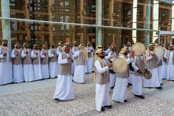 Osaka, Japonya - 16 Nisan 2025: Dünya Fuarı 2025 'te BAE Pavyonu önünde geleneksel Emirati müziğinin yer aldığı kültürel performans.