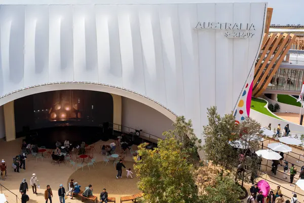 Osaka, Japonya - 16 Nisan 2025: Avustralya Pavyonu, 'Güneş' i Takip 'teması ve sürdürülebilir tasarımın yer aldığı 2025 Osaka Kansai Fuarı' nda.