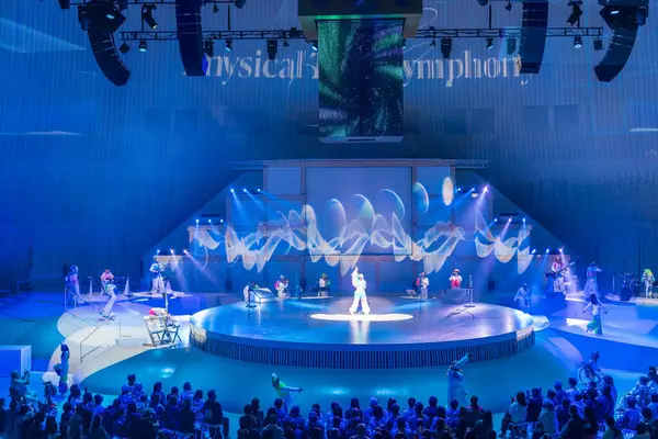 Osaka, Japonya - 16 Nisan 2025: Expo 2025 Fiziksel İkiz Senfoni - İnsanlık ve Teknolojiyi Uyumlu Deneysel Canlı Şov.