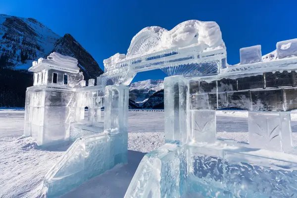 Louise Gölü kış festivali buz oymacılığı ve buz pateni pisti. Banff Ulusal Parkı, Kanada Kayalıkları. Alberta, Kanada.