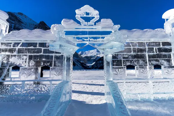 Louise Gölü kış festivali buz oymacılığı ve buz pateni pisti. Banff Ulusal Parkı, Kanada Kayalıkları. Alberta, Kanada.