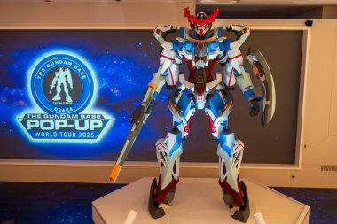 Osaka, Japonya - 22 Nisan 2025: Daimaru Umeda 'daki OSAKA etkinlik mağazasında 11 Nisan - 13 Ekim 2025 tarihleri arasında sürecek GUNDAM Üs Dünya Turu.