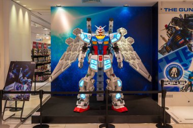 Osaka, Japonya - 22 Nisan 2025: Daimaru Umeda 'daki OSAKA etkinlik mağazasında 11 Nisan - 13 Ekim 2025 tarihleri arasında sürecek GUNDAM Üs Dünya Turu.