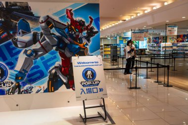 Osaka, Japonya - 22 Nisan 2025: Daimaru Umeda 'daki OSAKA etkinlik mağazasında 11 Nisan - 13 Ekim 2025 tarihleri arasında sürecek GUNDAM Üs Dünya Turu.