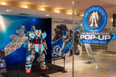 Osaka, Japonya - 22 Nisan 2025: Daimaru Umeda 'daki OSAKA etkinlik mağazasında 11 Nisan - 13 Ekim 2025 tarihleri arasında sürecek GUNDAM Üs Dünya Turu.