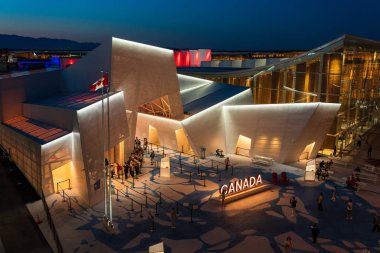 Osaka, Japonya - 21 Nisan 2025: Kanada Pavyonu, 2025 Osaka Kansai Fuarı 'nda gece aydınlandı.