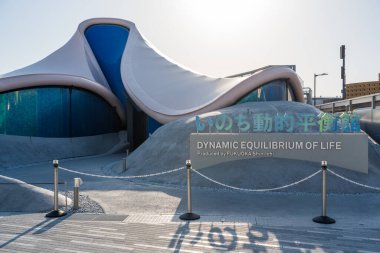 Osaka, Japonya - 21 Nisan 2025: Dynamic Equilibrium Equilibrium Signature Pavilion by S. Fukuoka at Expo 2025, with 'Embryo' mimarisi.