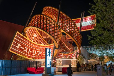 Osaka, Japonya - 21 Nisan 2025: Avusturya Pavyonu muhteşem bir spiral müzik eserinin yer aldığı gece aydınlandı.