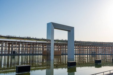 Osaka, Japonya - 21 Nisan 2025: Dünya Fuar sahasının önemli bir özelliği olan 2025 Osaka, Kansai, Japonya 'daki Geniş Su Plaza' nın güneşli manzarası.