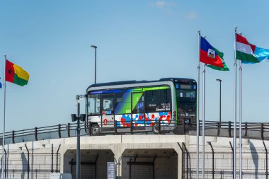 Osaka, Japonya - 24 Nisan 2025: Osaka-Kansai Fuarı 'nda dahili ulaşım için çalışan bir elektrikli araç (EV) servis otobüsü.