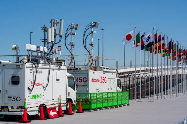 Osaka, Japonya - 24 Nisan 2025: Telekom operatörleri tarafından Osaka, Kansai, Japonya 'daki bağlantı sorunlarını geliştirmek için mobil baz istasyonu kuruldu.