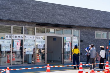 Osaka, Japonya - 24 Nisan 2025: Aynı gün bilet satışı ve döviz bürosu Fuarı 2025 Osaka, Kansai, Japonya.