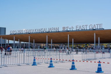 Osaka, Japonya - 24 Nisan 2025: Yumeshima 'daki Dünya Sergisi 2025 Osaka-Kansai Fuarı' nın doğu kapısı giriş yapısı.