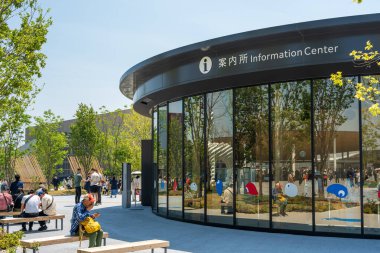Osaka, Japonya - 30 Nisan 2025: Doğu Kapısı Plaza Bilgi Merkezi 2025 Osaka Kansai Fuarı ziyaretçilerine rehberlik etmektedir..