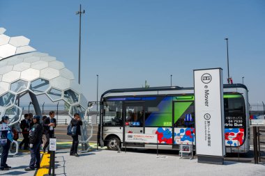 Osaka, Japonya - 30 Nisan 2025: EV servis otobüsü için otobüs durağı, 2025 Osaka Kansai Fuarı Akıllı Hareket Fuarı 'nın bir parçası..