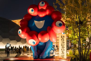 Osaka, Japonya - 30 Nisan 2025: 'MYAKU-MYAKU' maskotu figürü, ziyaretçiler gece 2025 Dünya Fuarı 'ndan ayrılırken.