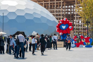 Osaka, Japonya - 30 Nisan 2025: MYAKU-MYAKU, Dünya Fuarı 2025 Osaka Kansai 'nin resmi maskotu ile fotoğraf çekme fırsatı için heyecanla kuyruğa girenler.