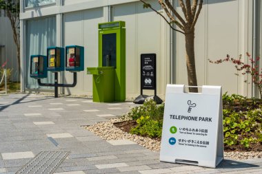 Osaka, Japonya - 30 Nisan 2025: Fureaeru Denwa, Dünya Fuarı 2025 telefon parkı alanındaki iletişim kabinleri.