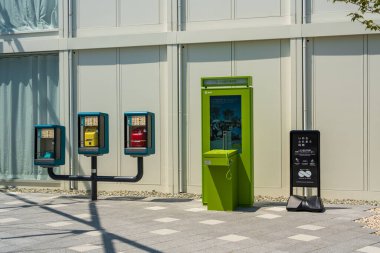Osaka, Japonya - 30 Nisan 2025: Fureaeru Denwa, Dünya Fuarı 2025 telefon parkı alanındaki iletişim kabinleri.
