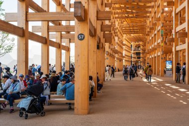 Osaka, Japonya - 30 Nisan 2025: Osaka Kansai 'nin ikonik ahşap Büyük Halka yapısı altında turistik geziler ve dinlenme.