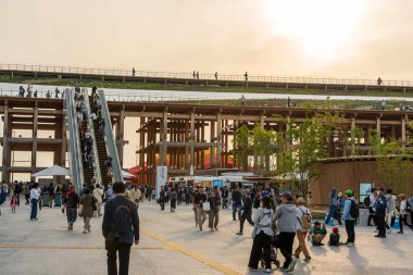 Osaka, Japonya - 30 Nisan 2025: Ziyaretçiler Progress Plaza 'dan Expo 2025' teki Grand Ring 'e yürüyen merdivenle çıkıyorlar.