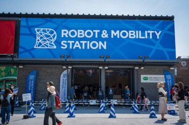 Osaka, Japonya - 30 Nisan 2025: The Robot & Mobility Station, Expo 2025 'te gelecekteki ulaşım ve otomasyon hizmetleri için bir merkez..