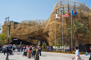 Osaka, Japonya - 30 Nisan 2025: 'Uyumlu Bir Gelecek Dokuma' temalı bambu cephesi içeren Malezya Pavyonu.