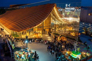 Osaka, Japonya - 30 Nisan 2025: Geleneksel Tayland dansı ve müzik performansı 2025 Dünya Fuarı 'nda Tayland Pavyonu önünde.