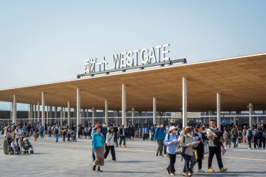 Osaka, Japonya - 30 Nisan 2025: 2025 Osaka Kansai Fuarı 'ndaki Batı Kapısı alanından giren veya çıkan ziyaretçi kalabalığı.