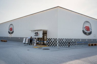 Osaka, Japonya - 30 Nisan 2025: Kura Sushi restoranı rekor uzunluktaki taşıma bandı ve 2025 Dünya Fuarı 'nda sürdürülebilir menüye sahiptir..