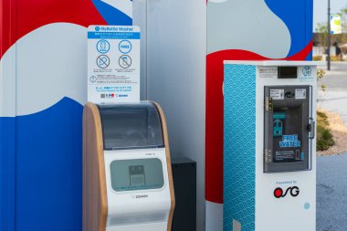 Osaka, Japonya - 30 Nisan 2025: Şişe Yıkama ve ücretsiz su doldurma istasyonu 2025 Fuarı 'nda yeniden kullanımını destekliyor.