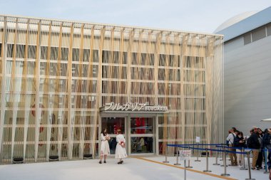 Osaka, Japonya - 30 Nisan 2025: Bulgaristan Pavyonu, 2025 Fuarı 'nda maskotu Lacto-chan' ın yer aldığı 'Doğayla Evrim' temalı.