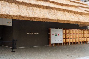 Osaka, Japonya - 30 Nisan 2025: Osaka Kansai Fuarı 'nda sürdürülebilirlik odaklı Earth Mart vitrini alanı.
