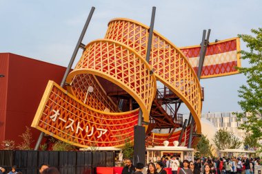 Osaka, Japonya - 30 Nisan 2025: 'Geleceği Betimleme' temalı spiral bir müzik tasarımının yer aldığı Avusturya Pavyonu.