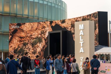 Osaka, Japonya - 30 Nisan 2025: Malta Pavyonu 'nda 2025 Fuarı' nda kireçtaşı benzeri bir cephenin yer aldığı 