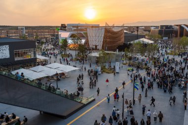 Osaka, Japonya - 30 Nisan 2025: Osaka Kansai Fuarı 'nın manzarası güzel gün batımı ışıklarıyla yıkandı.