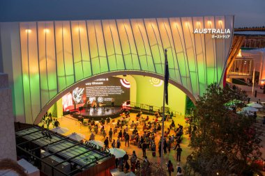 Osaka, Japonya - 30 Nisan 2025: Avustralya Pavyonu 2025 Osaka Kansai Fuarı sırasında gece renkli ışıklarla aydınlatıldı.