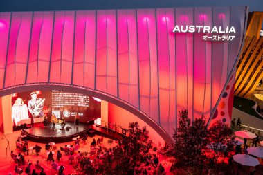 Osaka, Japonya - 30 Nisan 2025: Avustralya Pavyonu 2025 Osaka Kansai Fuarı sırasında gece renkli ışıklarla aydınlatıldı.