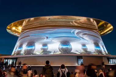 Osaka, Japonya - 30 Nisan 2025: Expo 'Parlak Şapka' nın duvarlarında Gecelik Projeksiyon Haritalama Sergisi.